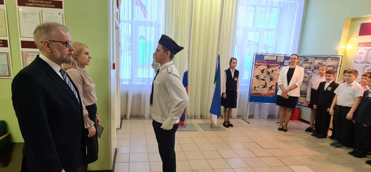 Церемония поднятия флага.