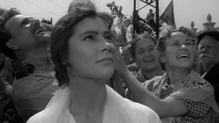 Кадр из фильма "Летят журавли" (1957г).