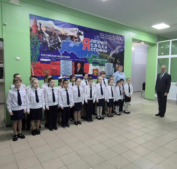 Церемония поднятия флагов.