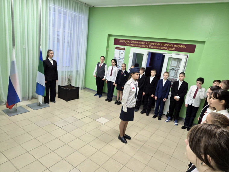 Церемония поднятия флагов.