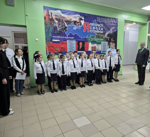 Церемония поднятия флагов.