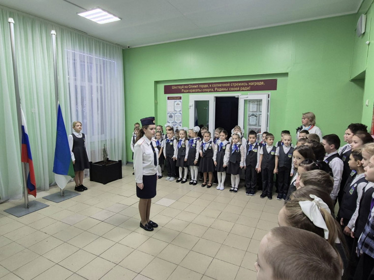 Церемония поднятия флагов.