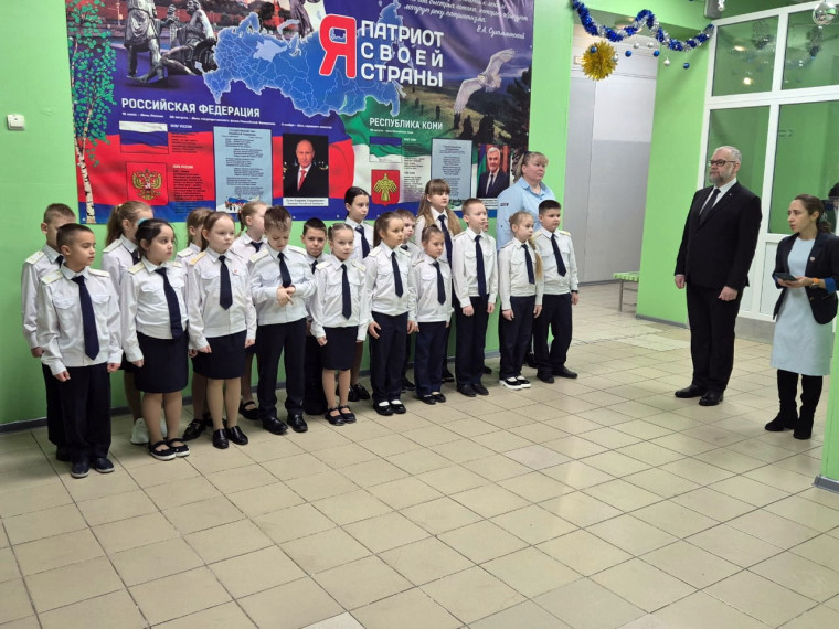 Церемония поднятия флагов.