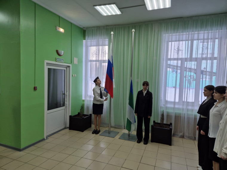 Церемония поднятия флагов.