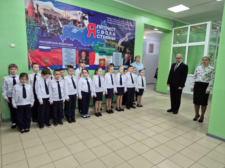 Церемония поднятия флагов.